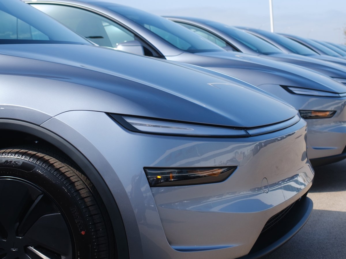 Tesla continues slide as Musk warns of “rough quarters” ahead