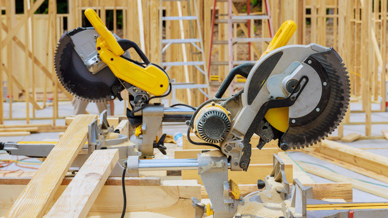What Is A Single Bevel Miter Saw? (And How It’s Different From Dual Bevel Models)