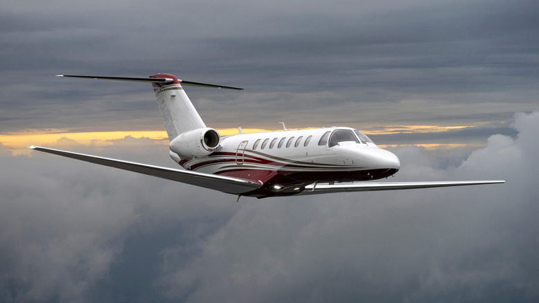 Can A Private Jet Land On Grass?