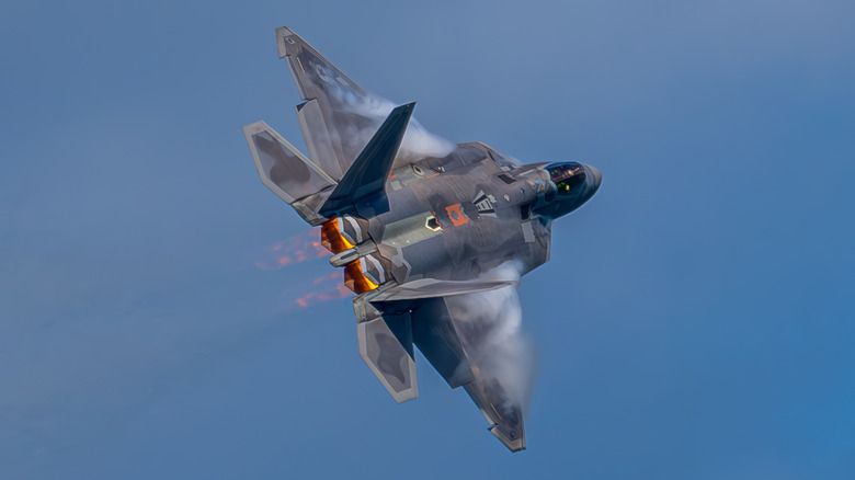 How Fast Is The F22 Raptor Fighter Jet? A Look At Its Top Speed & Acceleration Times