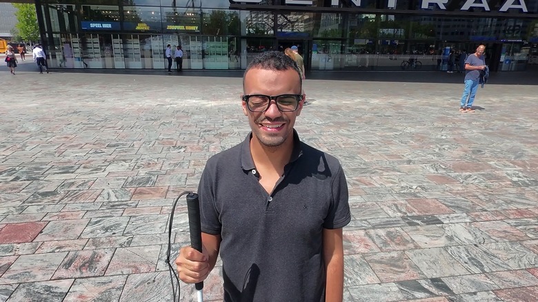 These Smart Glasses Use AI To Help The Visually Impaired See﻿