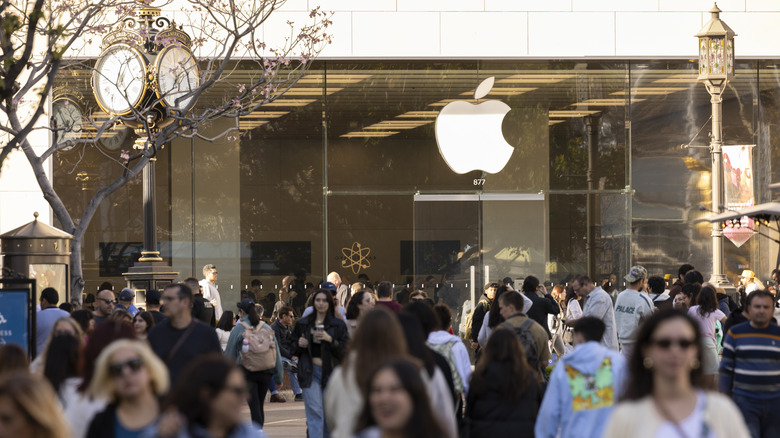 Insider Says The iPhone 20 Won’t Have A Curved Display, But It Might Resemble The Apple Watch