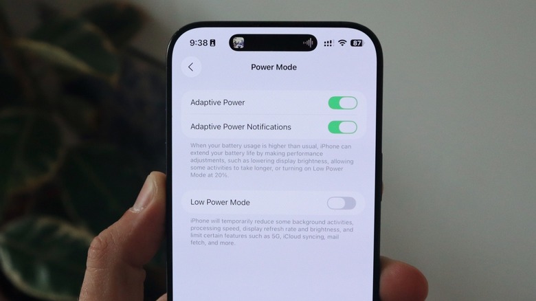 How Much Battery Life Does iOS 26’s Adaptive Power Feature Really Save?