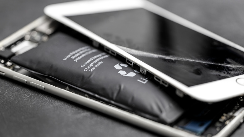 This Concept Phone’s Battery Lasts Almost A Week, But You Can’t Actually Buy It