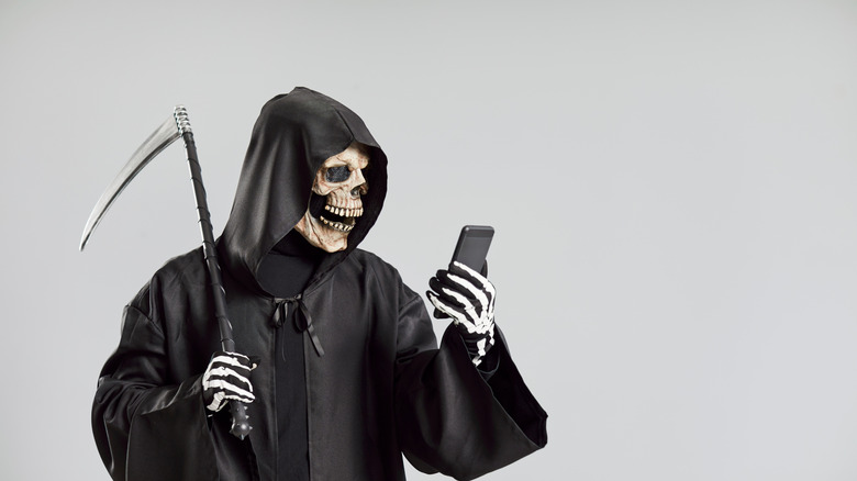 What Does ‘Dead Internet Theory’ Actually Mean?