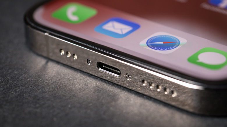 This Best Selling Amazon USB-C Port Accessory Lets Your iPhone Use USB Drives