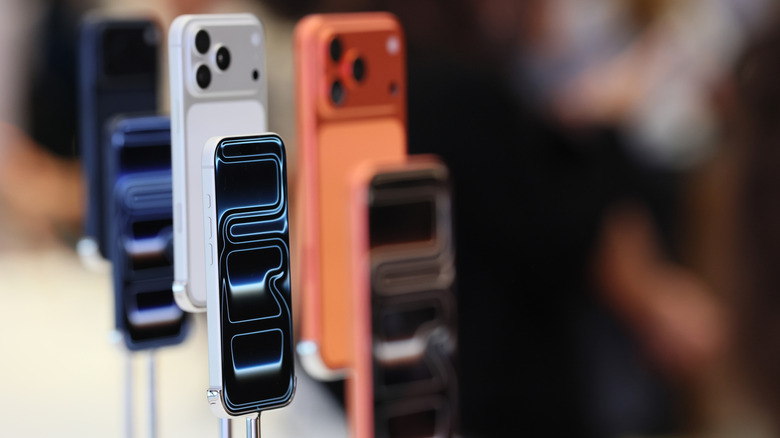 Hilariously Cumbersome iPhone 17 Pro Max Cooling Mod Boosts Performance