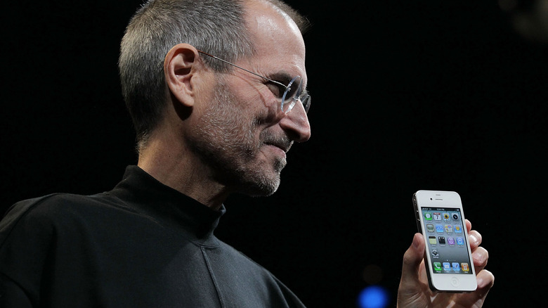 Engineer Explains How Apple Secretly Fixed The iPhone 4’s Antennagate Disaster